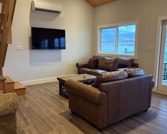 Vintners Creek Cottage on Osoyoos Lake - Osoyoos - Living room