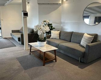 Self-contained 1-bedroom guest house on rural farmhouse property sleeps 8 - 오베론 - 거실