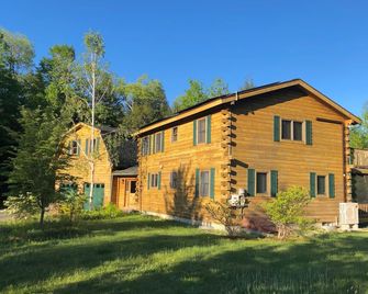 Beautiful four season lakeside log home close to all Berkshires attractions. - Becket - Edificio
