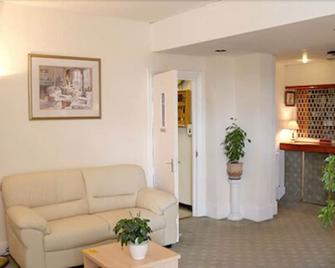 Clifton Lodge Hotel - High Wycombe - Living room