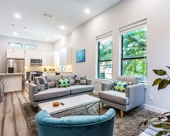 Montrose Guesthouse Suites by Dunyha - יוסטון - סלון