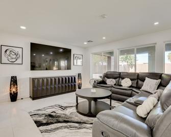 Glendale Home with Fire Pit Near State Farm Stadium! - Glendale - Living room