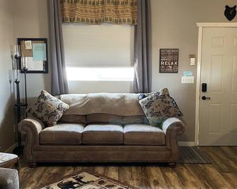 Cozy little Black Hills gem on the prairie ! - Piedmont - Sala de estar