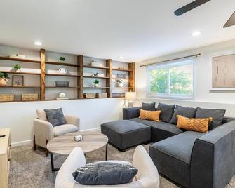 Cozy, Clean And Bright 4br / 2ba Home! Welcome! - Sterling Heights - Living room