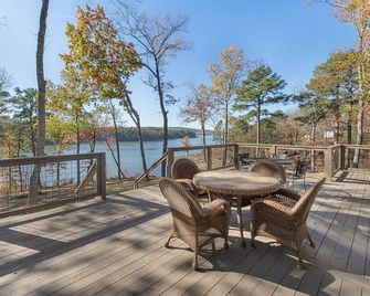 Relax in the Blue Cottage Retreat w/ lakefront views & walk down access to water - Clinton - Balcony