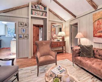 Mirror Lake Cabin about 1 Mi to Dtwn Highlands! - Highlands - Living room