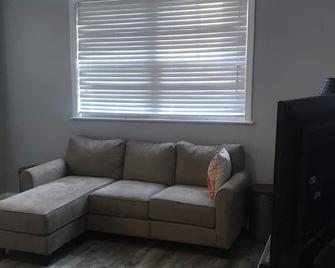 Pet Friendly 1 Bedroom Apartment; Quiet & Secluded - 1/2 hour from town - London - Huiskamer