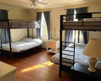 Quaint horse farm for a nice escape! - Brimfield - Bedroom