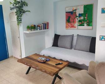 Private suite for 5-6 people (03) - Gedera - Sala de estar