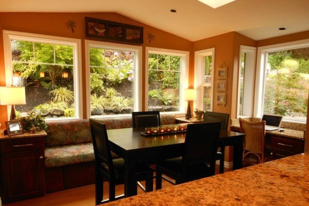 Puget Sound View, Private Queen Bedroom, Private Pool/Jacuzzi - טאקומה - חדר אוכל