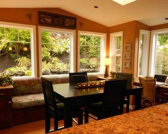 Puget Sound View, Private Queen Bedroom, Private Pool/Jacuzzi - טאקומה - חדר אוכל