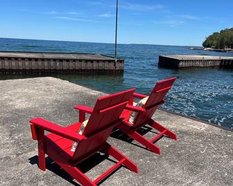 Waterfront 1 bedroom and loft cottage with small private pier on Garrett Bay - Ellison Bay