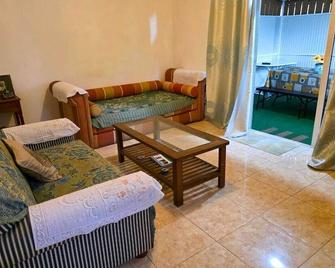 Chaleureuse maison située a 1 minute de la plage - Le Morne - Wohnzimmer