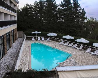 Hotel Segala Plein Ciel - Baraqueville - Piscine