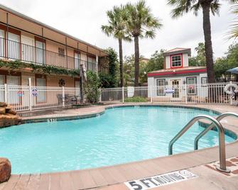 OYO Hotel & Apartments Houston Galleria - Houston - Pool