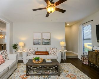 Tims Ford Lake Home! Walk to marina, pool table, firepit, 2 kings + bunks 3Baths - Tullahoma - Living room