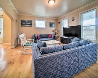 Lake Erie Vacation Home 1 Block to Bridge Street - Ashtabula - Living room