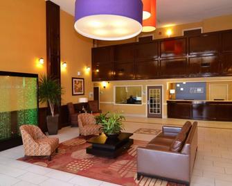Quality Inn & Suites Airport North - Stone Oak - San Antonio - Lobby
