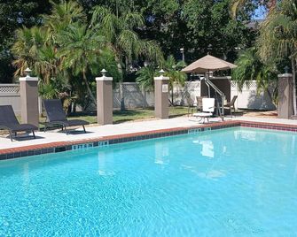 Comfort Inn And Suites Bradenton N I-75 - Bradenton - Pool