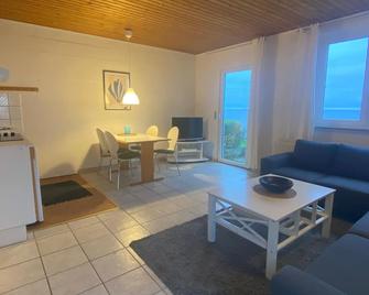 Christianso Unsere Ferienwohnung Mit Seeterrasse - Gudhjem - Huiskamer