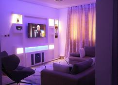 An Enchanting, Romantic, And Relaxing Condo, You'll Never Want To Go Home! - Abuja - Living room
