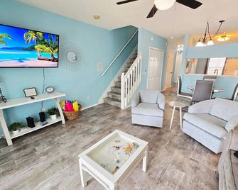 Cappy Hour! Lakefront townhome with backyard paradise and amazing community amenities! - Bradenton - Living room