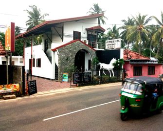White Horse Guest House - Mirissa - Building