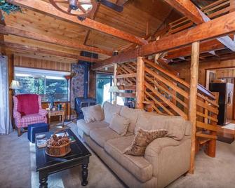 Yosemite vacation rental 30 minutes from Yosemite Valley's main gate. - Midpines - Living room