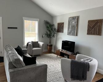 Brand New Stylish Black Cottage - South Kingstown - Living room
