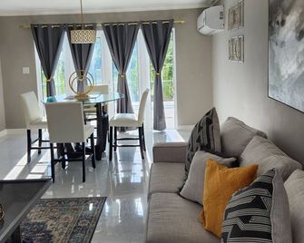 Modern Luxury 2-bedroom 2.5-bathroom townhouse - Negril - Living room