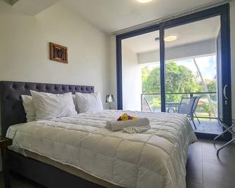 Ramada Suites By Wyndham Seafront Coral Coast - Korotogo - Bedroom