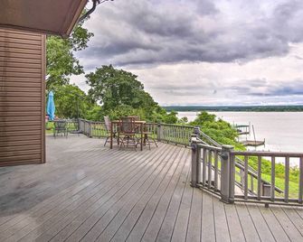 Lakefront Home w/ Private Beach Access! - Eufaula - Balcony