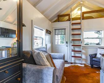 Pensacola Studio Bungalow Less Than 1 Mi to Bayview Park! - Pensacola - Living room