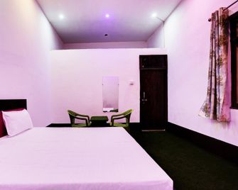 Spot On Unique Guesthouse And Restaurant - Morādābād - Bedroom