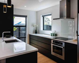 New State Of The Art Sunny Warm free Park - Christchurch - Kitchen