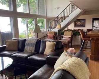Large Vacation Rental Chalet Mountain Views 6 Br - Roaring Gap - Living room