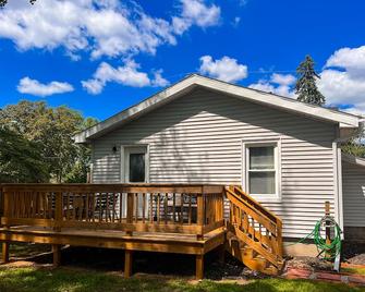 Cozy and Convenient 2BR in Prime Central Location - Holland - Building