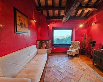 Stunning Farmhouse with a Pool -June Sale - Carunchio - Living room