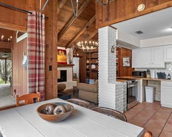 Cedar Wood Lodge Entire Home, W Canoes & Kayaks - Karnack - Jadalnia