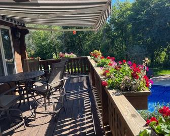 Authentic Swiss Chalet w/ private saltwater pool, sauna, grill, fire pit & more - New Glarus - Balcón