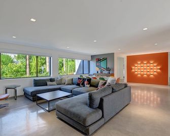 Ultra Luxury Resort Like Compound Pool, Spa, Fire Pit- Close To Everything- 4bd/2.5bth - Palm Springs - Sala de estar