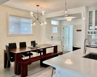 The 'B' Hive Cottage # 56 - Osoyoos - Dining room