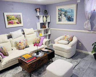 Beautiful 2 Bedroom Suite - West Hempstead - Sala de estar