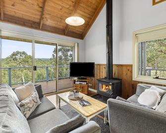 Lorne Bush House Cottages & Eco Retreats - Lorne - Living room