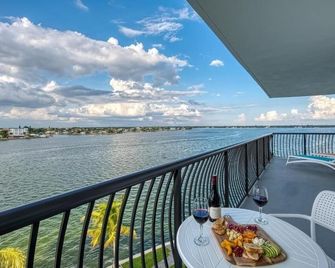 Spacious Resort Suite w/ Full Kitchen & Stunning Sunsets in Treasure Island - Treasure Island - Balkon