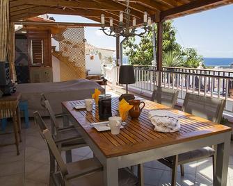Stunning views, perfect location, fabulous house within walking distance to all - Alajeró - Balkón