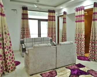 Awesome Property Someone Will Love To Live - Rishikesh - Living room