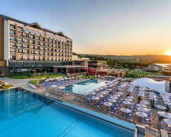 Mövenpick Resort and Spa Fruske Terme - Vrdnik - Alberca