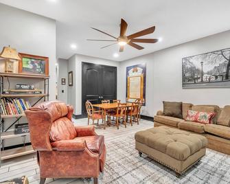 Relaxing at the Spacious Madison for Traveling Professionals - Greenville - Wohnzimmer