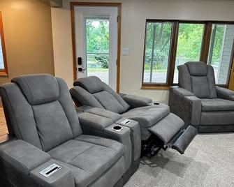 60% Disc for next 2 Home Games! Waterfront Views Every Room 8 mins to Notre Dame - South Bend - Living room